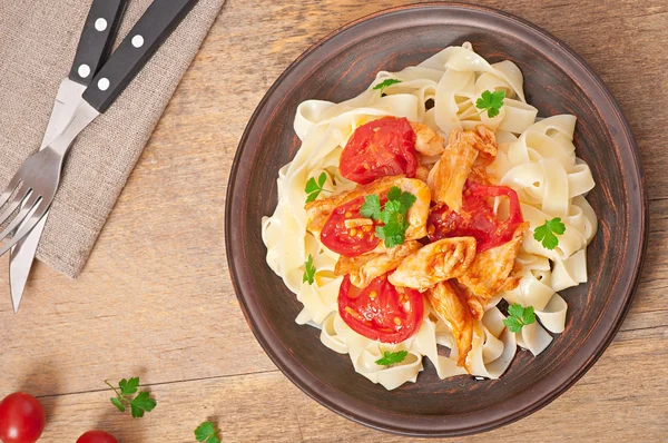 Tagliatelle pasta med tomater och kyckling — Stockfoto