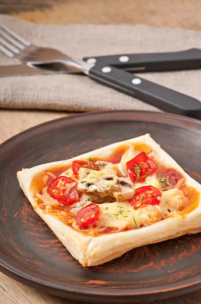 Skivor av pizza med kyckling och tomat — Stockfoto