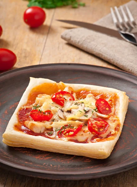 Rebanadas de pizza con pollo y tomates — Foto de Stock