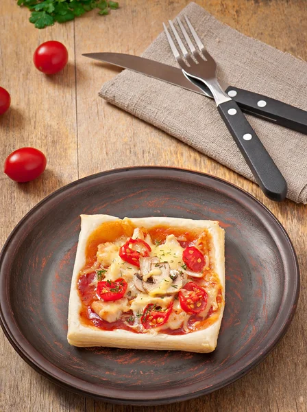 Rebanadas de pizza con pollo y tomates — Foto de Stock