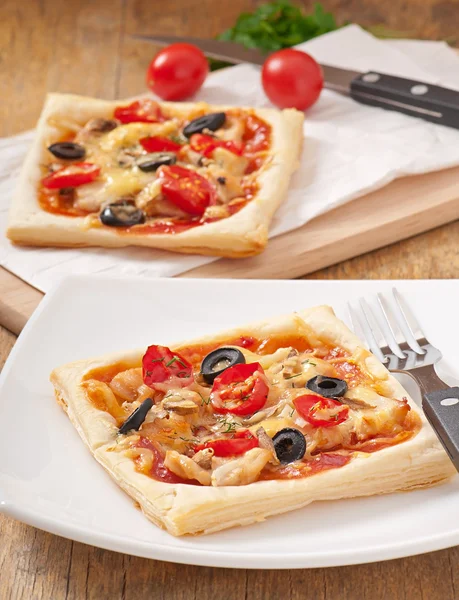 Slices of pizza with chicken and tomatoes — Stock Photo, Image