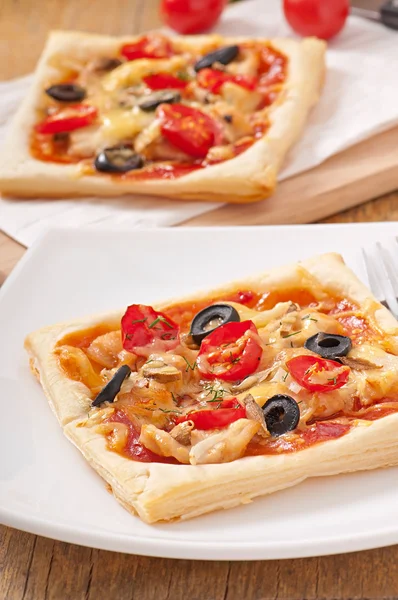 Skivor av pizza med kyckling och tomat — Stockfoto