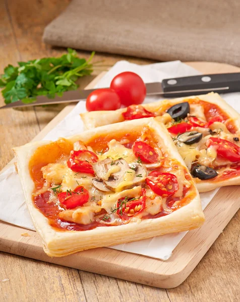Fatias de pizza com frango e tomate — Fotografia de Stock