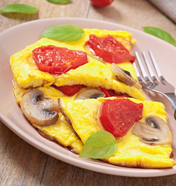 domates ve mantarlı kahvaltı için lezzetli omlet