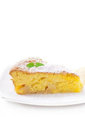 dilim elma meyve kek nane yaprağı ile süslenmiş bir tabakta