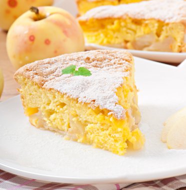 dilim elma meyve kek nane yaprağı ile süslenmiş bir tabakta