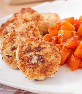 Kızarmış pirzola, haşlanmış kabak ve patates püresi