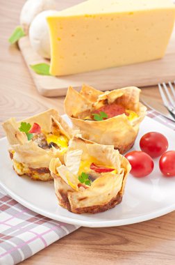 omlet pide ekmek domates, jambon ve mantar ile