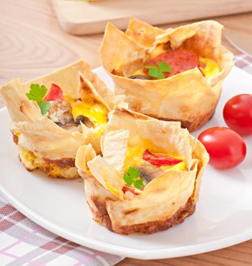 omlet pide ekmek domates, jambon ve mantar ile
