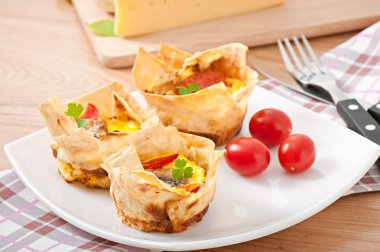 omlet pide ekmek domates, jambon ve mantar ile