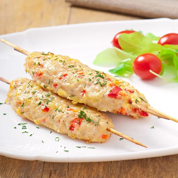 Shish kebab of chicken with peppers and cheese — Stock Photo, Image