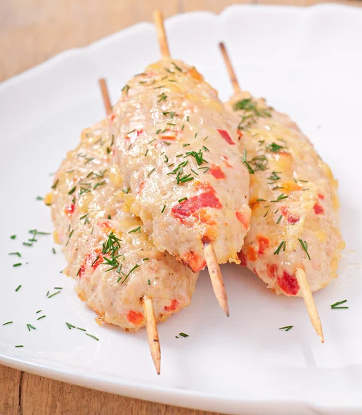 Shish kebab de poulet aux poivrons et fromage — Photo