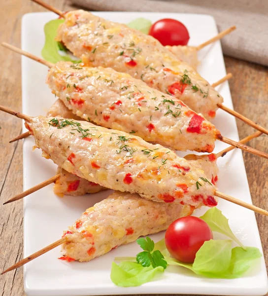 Shish kebab of chicken with peppers and cheese — Stock Photo, Image