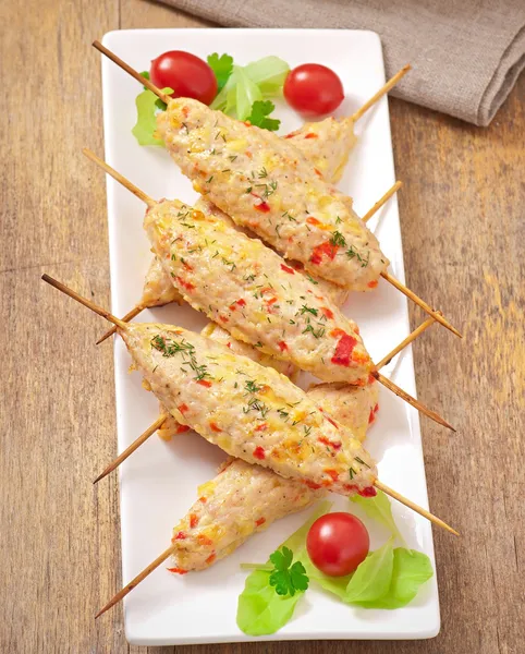 Shish kebab de poulet aux poivrons et fromage — Photo