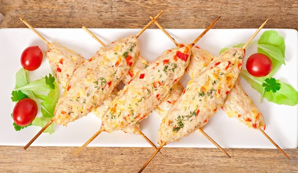 Shish kebab van kip met pepers en kaas — Stockfoto
