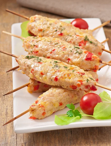 Shish kebab of chicken with peppers and cheese — Stock Photo, Image