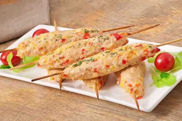 Shish kebab of chicken with peppers and cheese — Stock Photo, Image