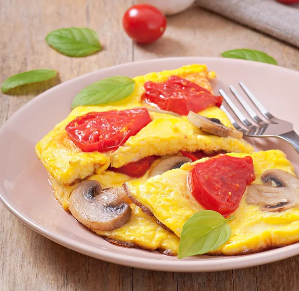 美味煎蛋卷用西红柿和蘑菇的早餐 — 图库照片