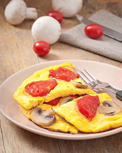 Heerlijke omelet met tomaten en paddestoelen voor het ontbijt — Stockfoto