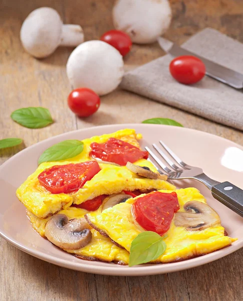美味煎蛋卷用西红柿和蘑菇的早餐 — 图库照片