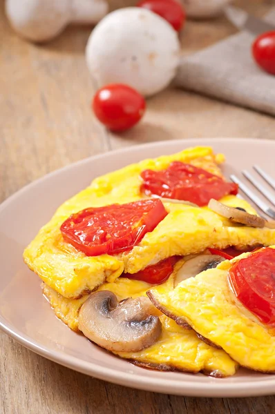 Heerlijke omelet met tomaten en paddestoelen voor het ontbijt — Stockfoto