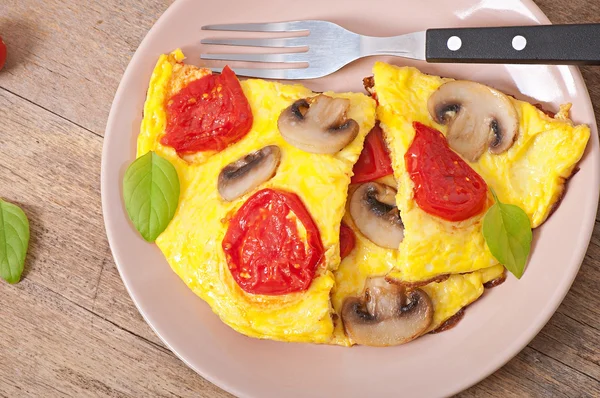 Delicious omelet with tomatoes and mushrooms for breakfast — Stock Photo, Image