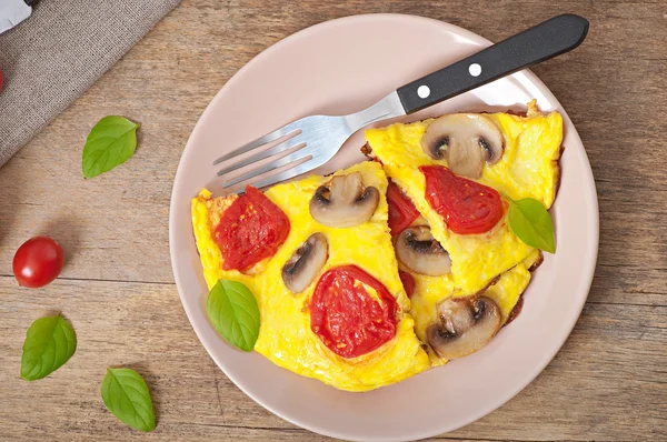 Смачний омлет з помідорами та грибами на сніданок — стокове фото