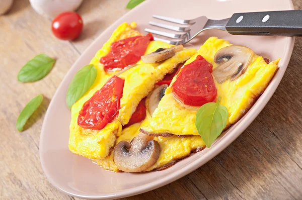 Delicious omelet with tomatoes and mushrooms for breakfast — Stock Photo, Image