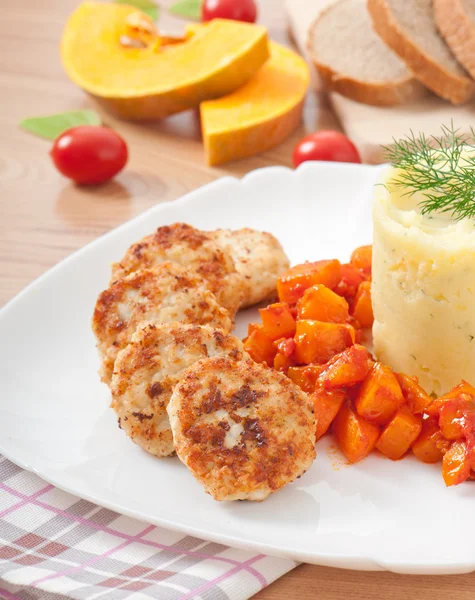 Gebratene Schnitzel, gedünsteter Kürbis und Kartoffelpüree — Stockfoto