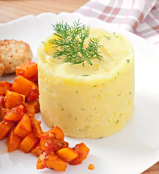 Gebratene Schnitzel, gedünsteter Kürbis und Kartoffelpüree — Stockfoto