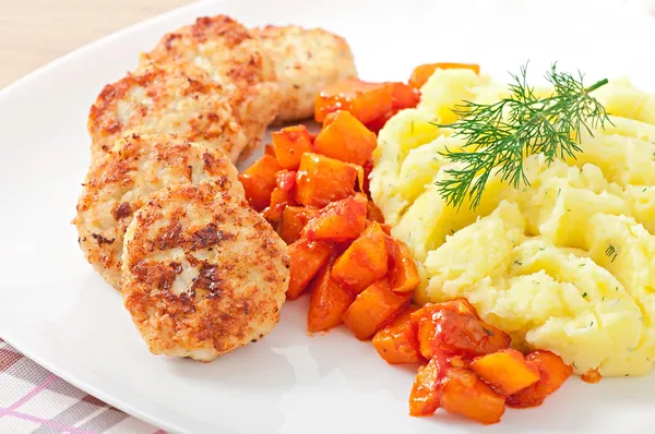 Gebakken schnitzels, gestoofde pompoen en aardappelpuree — Stockfoto