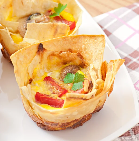 Omelet in pita bread with tomato, bacon and mushrooms — Stock Photo, Image