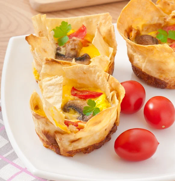 Omelet in pita bread with tomato, bacon and mushrooms — Stock Photo, Image