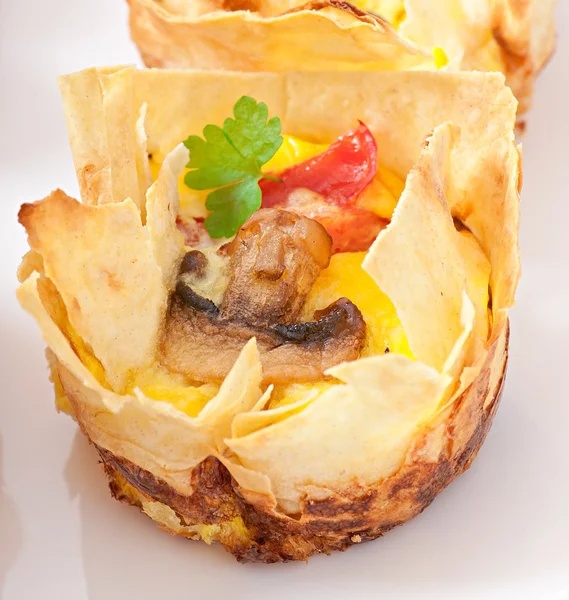 Omelett im Fladenbrot mit Tomaten, Speck und Champignons — Stockfoto