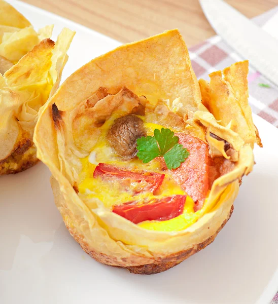 Tortilla en pan de pita con tomate, tocino y champiñones —  Fotos de Stock