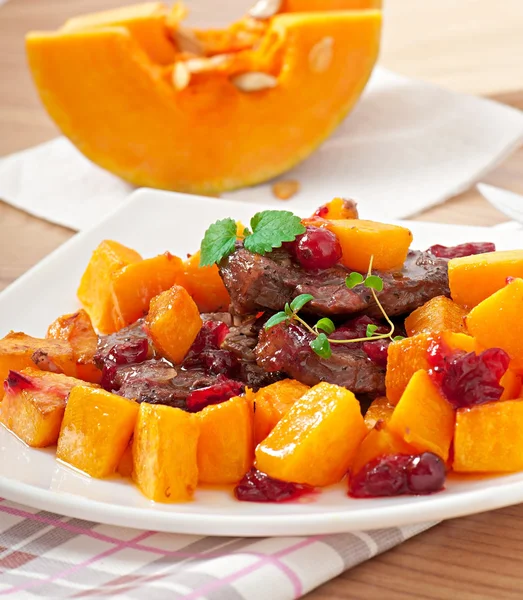 Abóbora assada com carne e legumes . — Fotografia de Stock