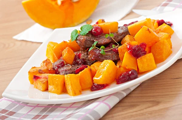 Abóbora assada com carne e legumes . — Fotografia de Stock