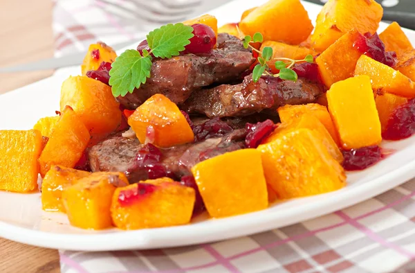 Gebackener Kürbis mit Fleisch und Gemüse. — Stockfoto