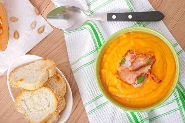 Jambonlu balkabağı kremalı çorba.