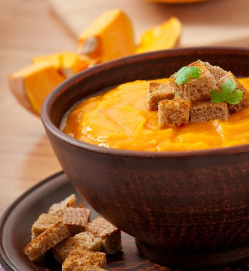 Kızarmış balkabağı çorbası.