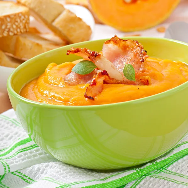 Kürbiscremesuppe mit Speck — Stockfoto