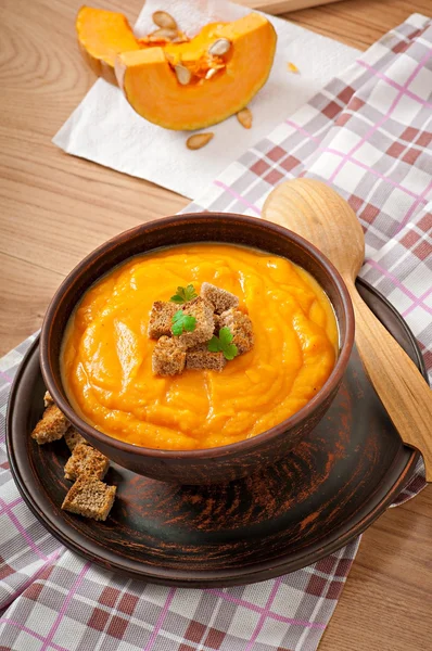 Тыквенный суп с гренками — стоковое фото