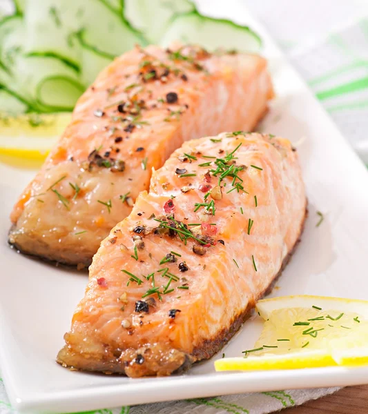 Fischgericht - gegrillter Lachs mit Gemüse — Stockfoto