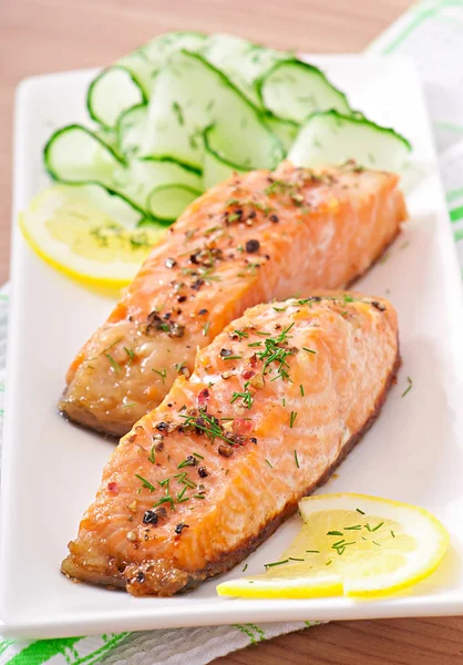 Fish dish - grilled salmon with vegetables — Stock Photo, Image
