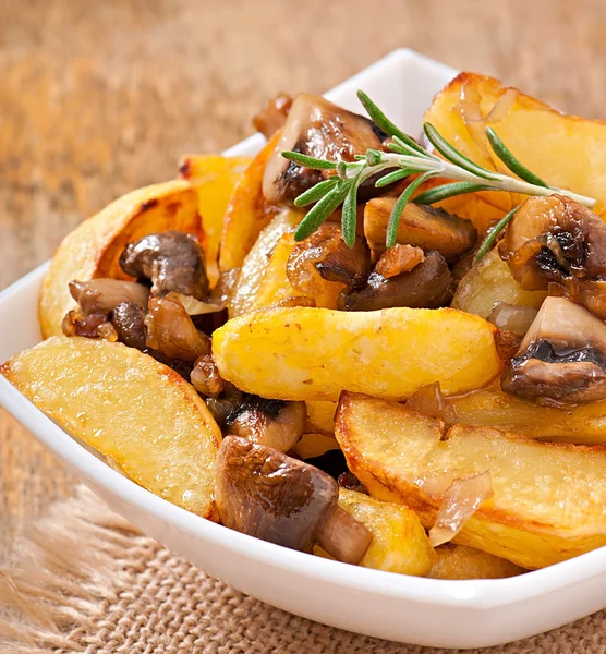 Batatas fritas com cogumelos e cebolas — Fotografia de Stock