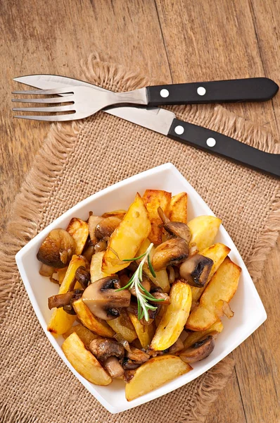 Fried potatoes with mushrooms and onions — Stock Photo, Image