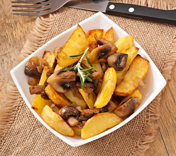 kızarmış patates mantar ve soğan ile
