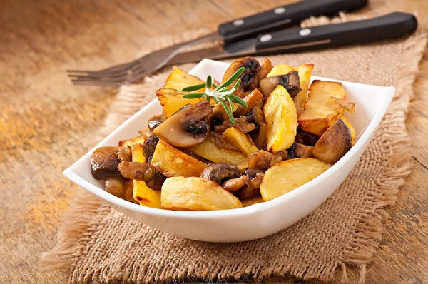 Patatas fritas con setas y cebollas — Foto de Stock