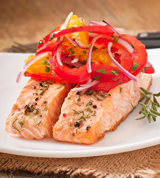 Baked salmon with a salad of sweet peppers and oranges — Stock Photo, Image