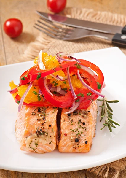 Baked salmon with a salad of sweet peppers and oranges — Stock Photo, Image